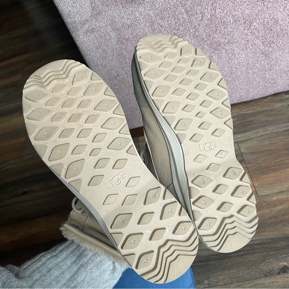 Ugg Adirondack Lace Up Shearling Ankle Winter Boots 8.5 in Taupe Beige - Picture 4 of 10